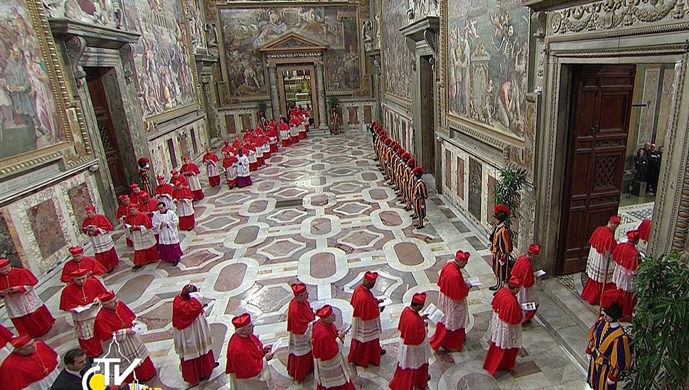 Beginn des Konklave am 12. März 2013
Bild: Einzug der 115 Kardinäle in die Sixtinische Kapelle am 12. März 2013.
REUTERS/Vatican CTV via Reuters Tv (VATICAN  - Tags: RELIGION TPX IMAGES OF THE DAY) FOR EDITORIAL USE ONLY. NOT FOR SALE FOR MARKETING O