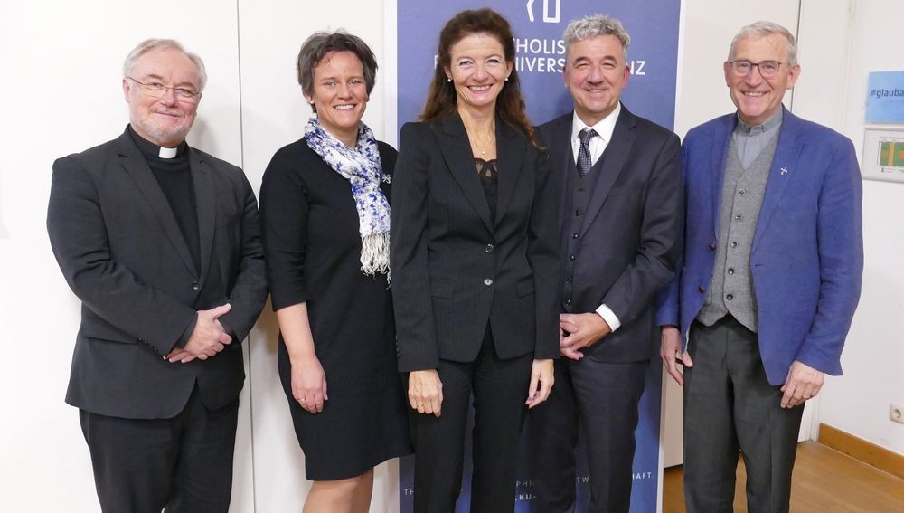 Von links: Generalvikar Univ.-Prof. em. DDr. Severin Lederhilger OPraem, Vizerektorin Dekanin Univ.-Prof.in Dr.in Klara A. Csiszar, Univ.-Prof.in Dr.in Andrea Taschl-Erber, Rektor Univ.-Prof. Dr. Michael Fuchs, Bischofsvikar Dr. Johann Hintermaier. 