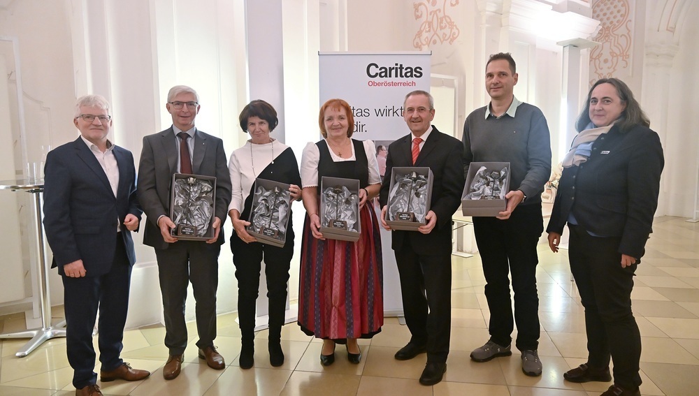 Überreichung am 15. November 2024 im Stift St. Florian - v.l.: Caritas OÖ-Direktor Franz Kehrer, Bernhard Bogenhuber, Irmentrud Grininger, Pauline Reitinger, Johann Schwarzbauer-Haupt und Caritas-Vorstandsmitglied Edith Bürgler-Scheubmayr