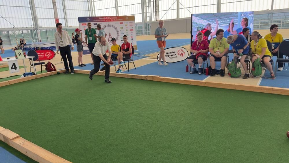 Bischof Turnovszky beim Bocchia-Bewerb der nationalen Special Olympics in Wien