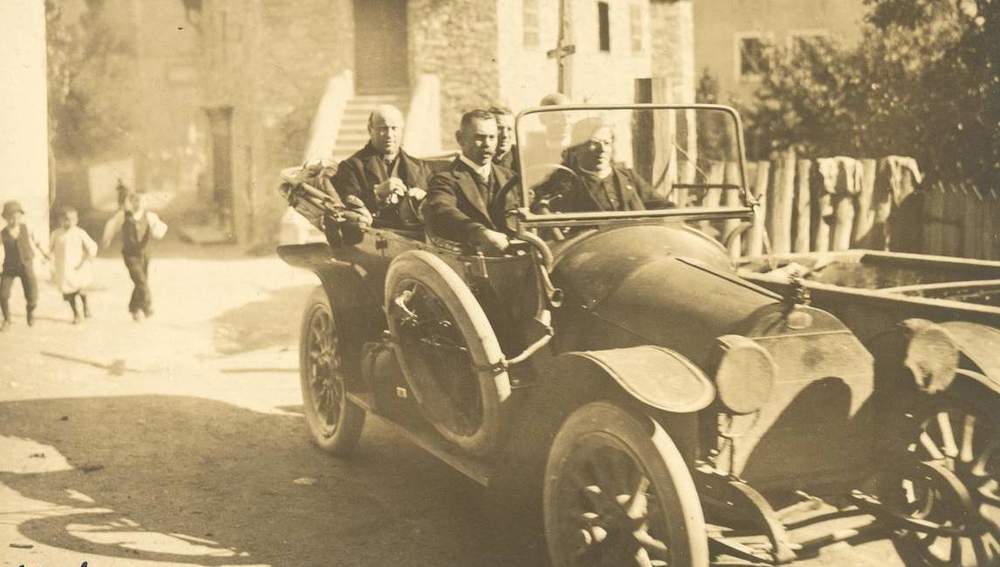 Bischof Sigismund Waitz im Auto, 1925