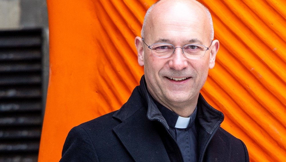 Ein überdimensionaler violetter Pullover und die orange Wärmeflasche 'Big Mutter' sollen während der Fastenzeit anregen, 'über Akte und Handlungen der wärmenden Nächstenliebe nachzudenken'. Der überdimensionale, 80m2 große violette Pullover