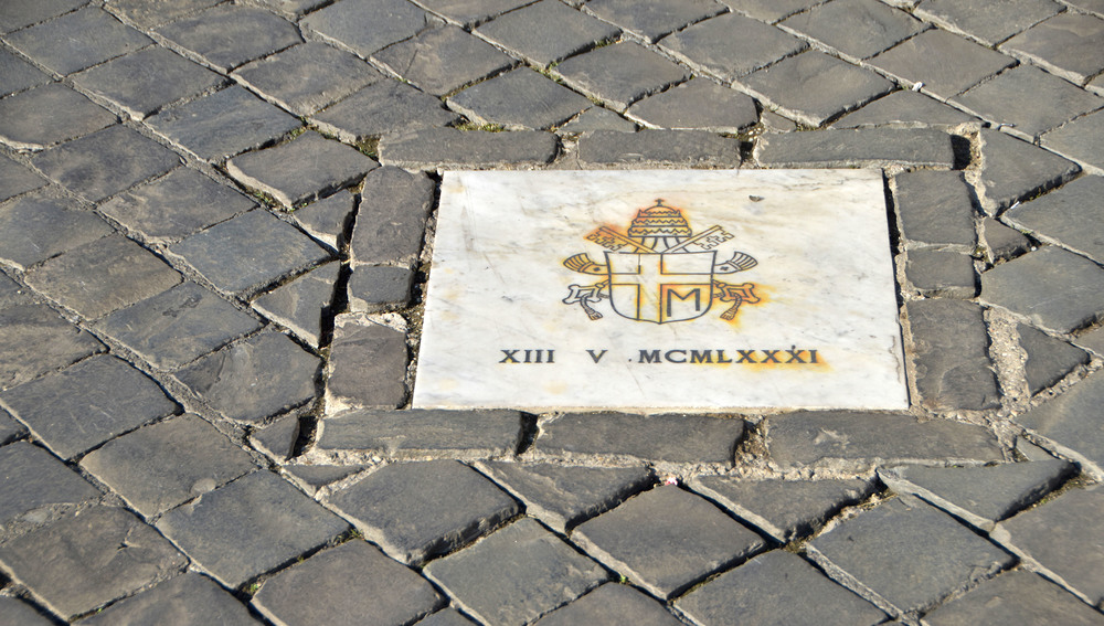 Gedenkstein auf dem Petersplatz am Ort des Attentats auf Papst Johannes Paul II. am 13. Mai 1981