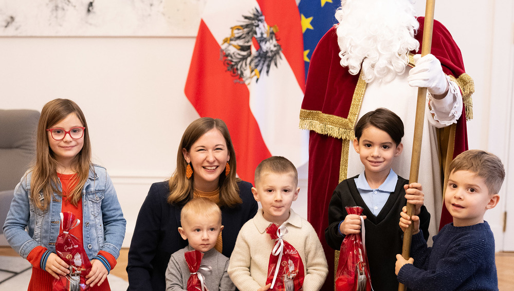 Nikolaus bei Bundesministerin Claudia Plakolm