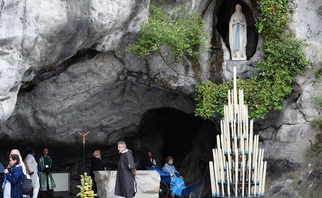 Macron Als Erster Staatsprasident Im Wallfahrtsort Lourdes